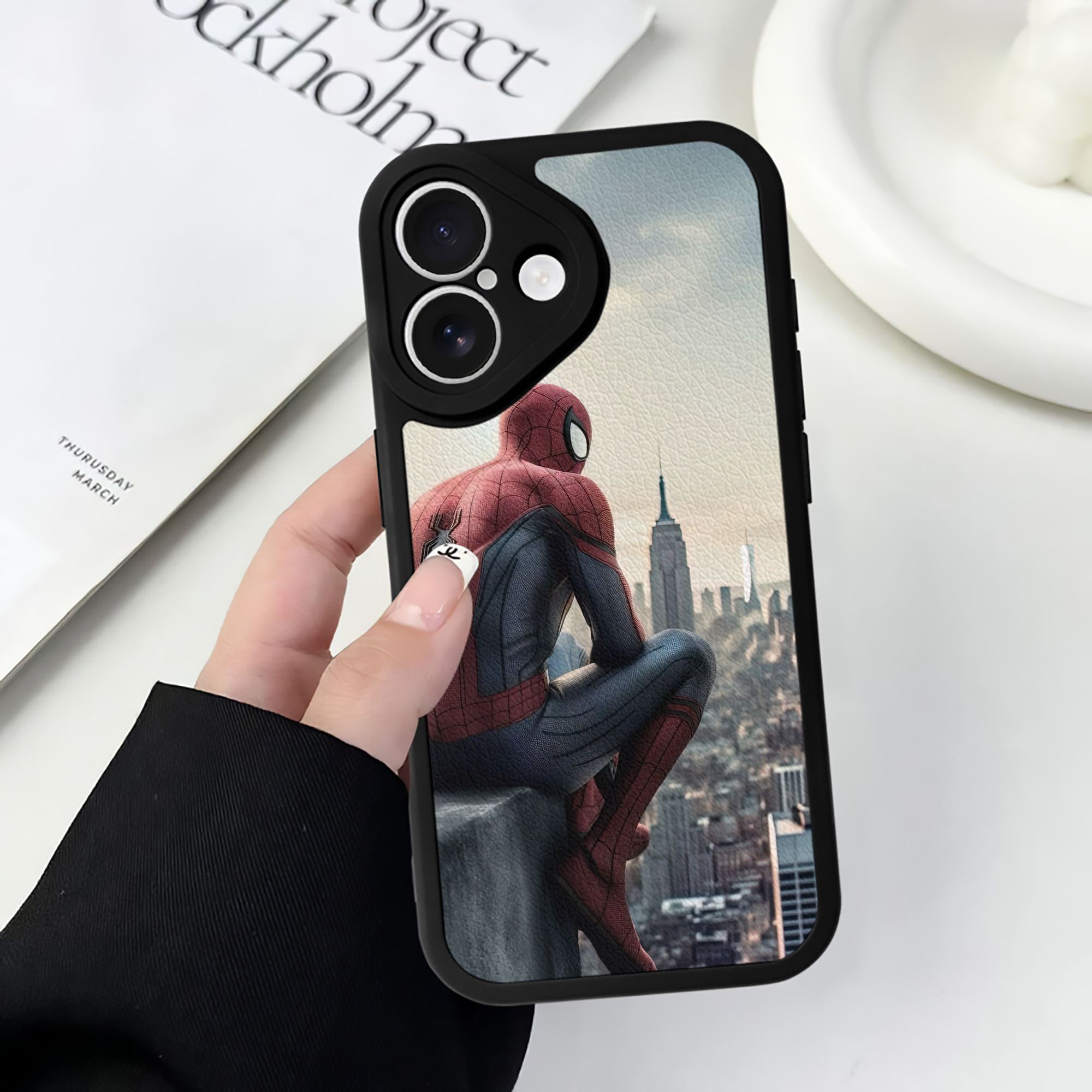 Spider Man スパイダーマン 【iPhone 16シリーズ対応】シリコンスマホケース（レザー調） 材質：シリコン